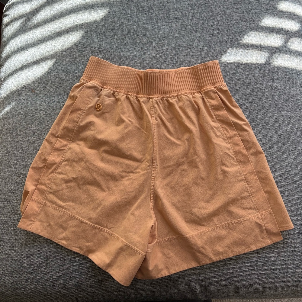 Lululemon Stretch woven relaxed-fit HR short 4”Peach Bellini